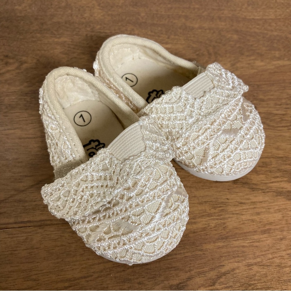 5/$15 Teeny Toes Cream Lace Baby Shoes 1 (BUNDLE ONLY)